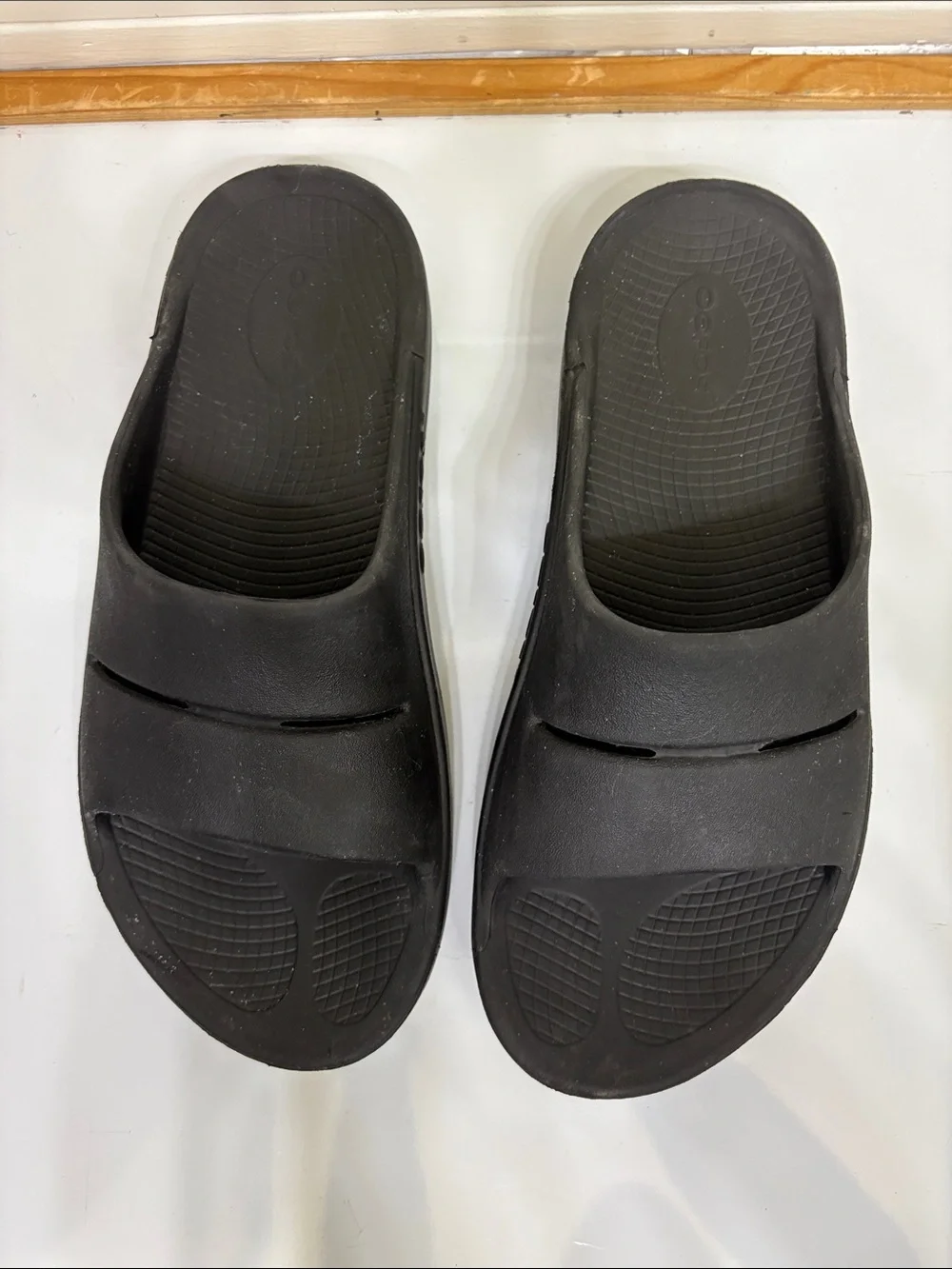 OOFOS Black Slip-On‎ Recovery Slides